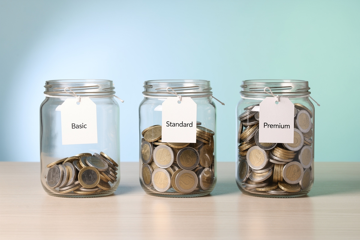 Trois modèles de facturation téléphonique illustrés par des bocaux de pièces en quantités différentes