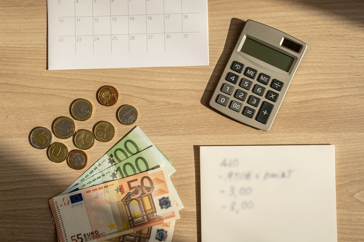 Calcul du coût total sur 12 mois pour choisir entre assistant vocal artisan et secrétaire téléphonique