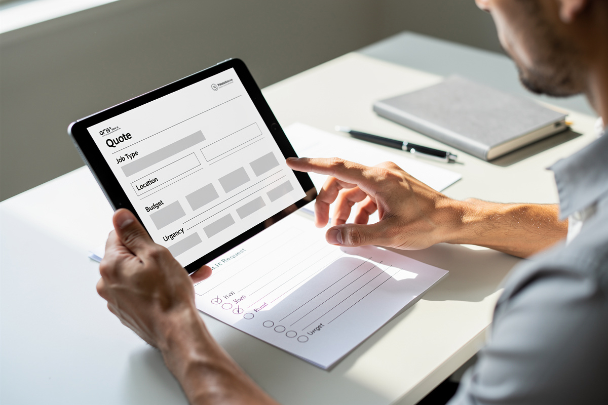 Qualification rapide d’un devis artisan sur tablette avec checklist et documents de chantier